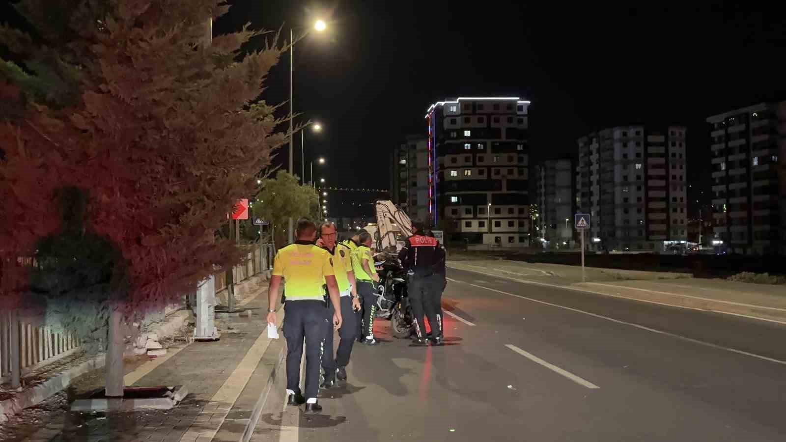 kontrolu kaybolan motosikletli polis direge carpti 1 yarali 2 wiJTNwtI
