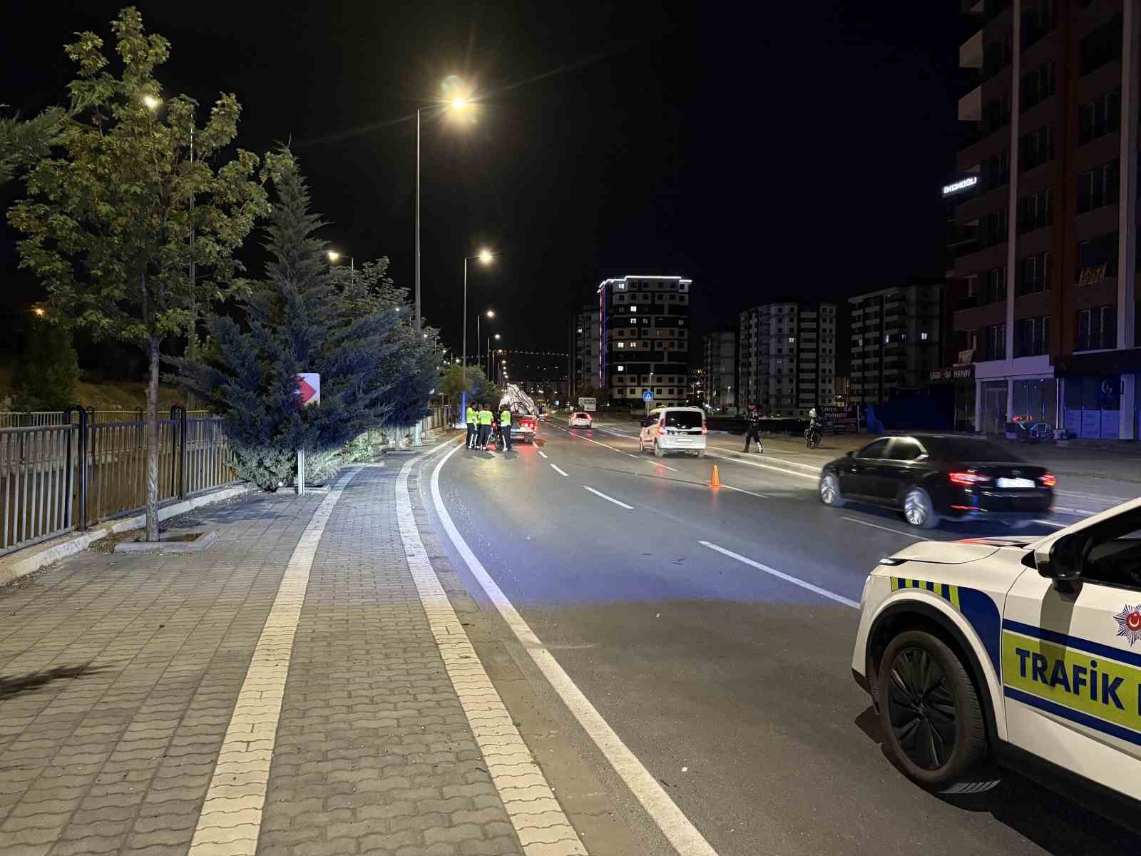 kontrolu kaybolan motosikletli polis direge carpti 1 yarali 3 QI9H37HJ