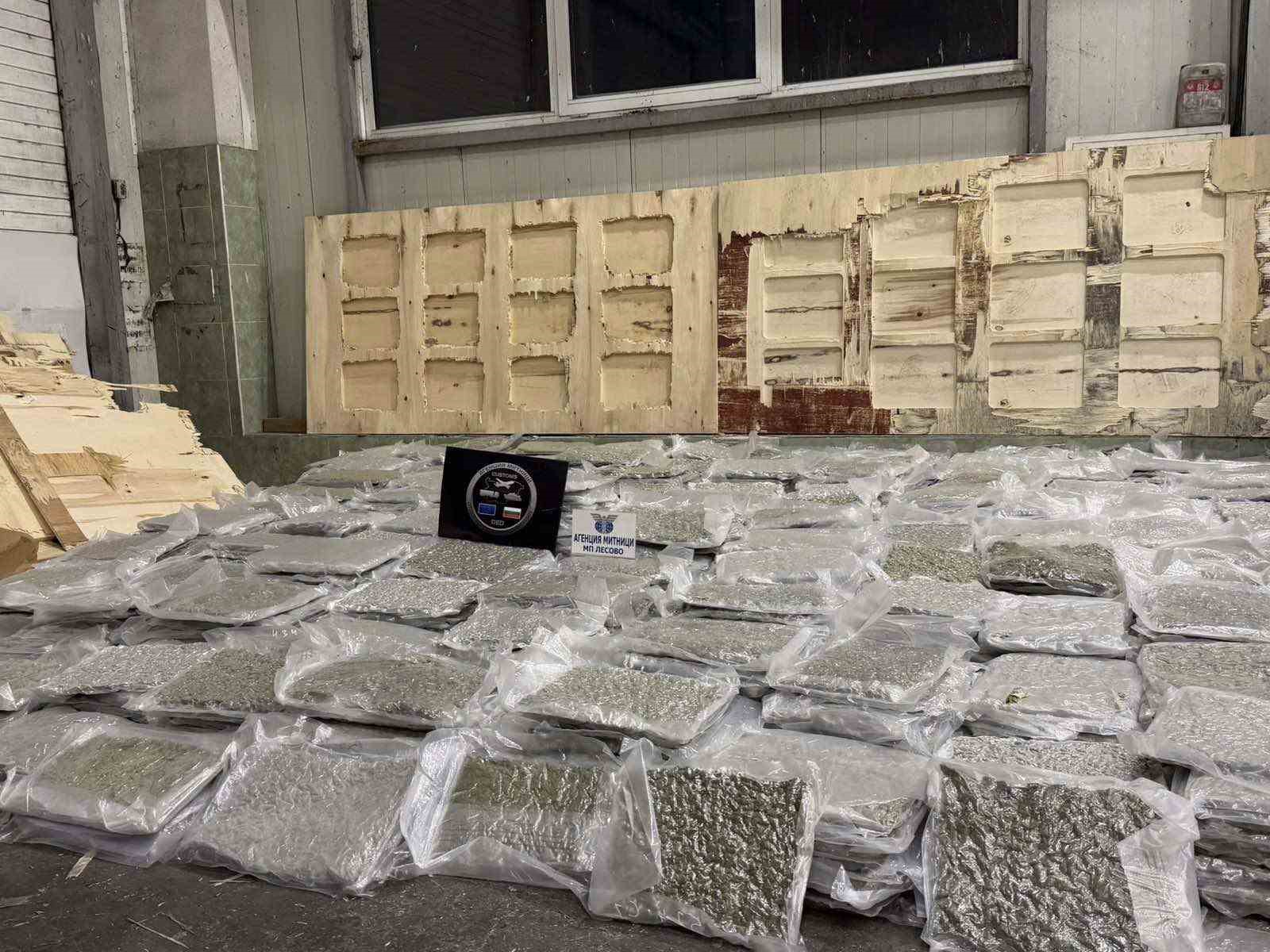kontrplaklar arasina gizlenen 700 kilo esrar sinirda ele gecirildi 0