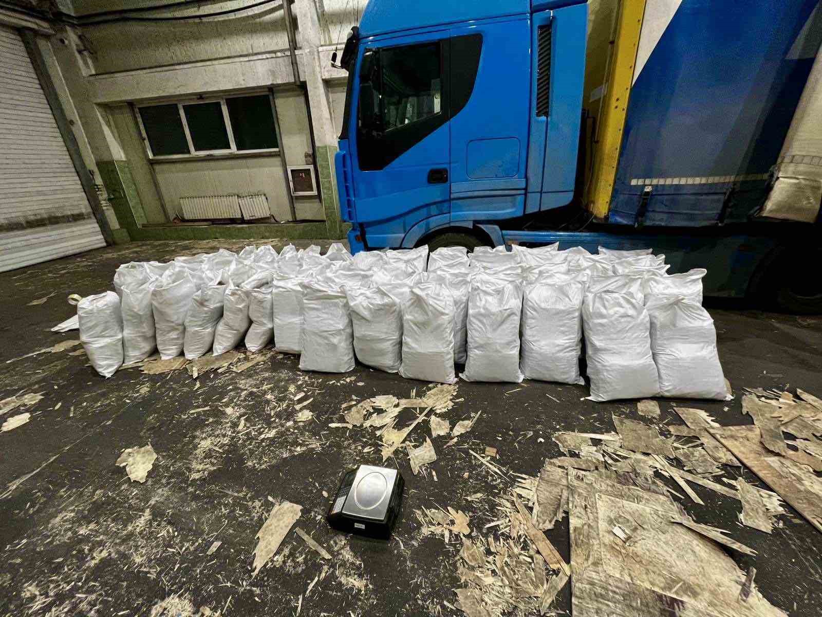 kontrplaklar arasina gizlenen 700 kilo esrar sinirda ele gecirildi 1