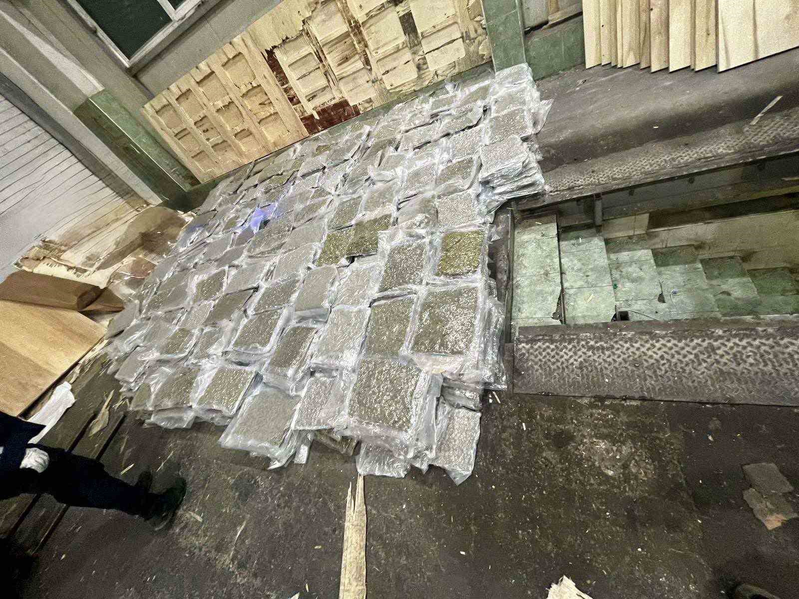 kontrplaklar arasina gizlenen 700 kilo esrar sinirda ele gecirildi 3 YvPzBkHy