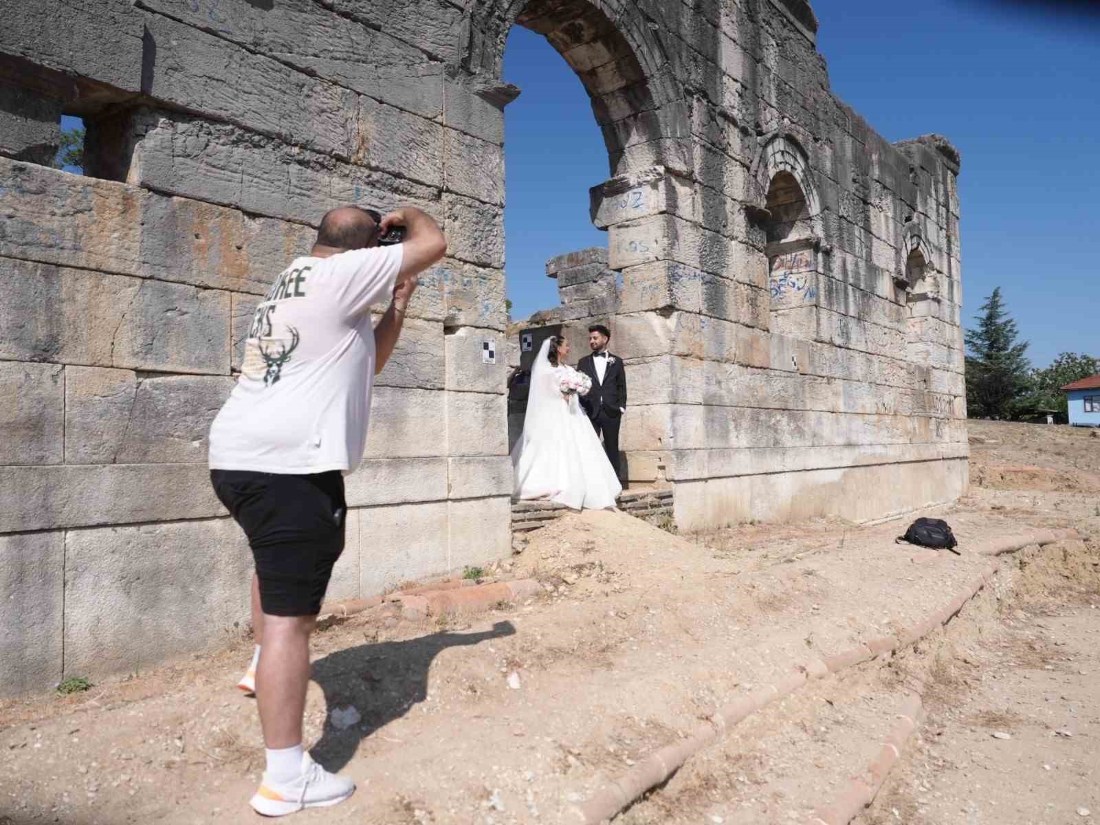 konuralp antik tiyatro gelin ve damatlarin mekani oldu 0 lYkepNQp