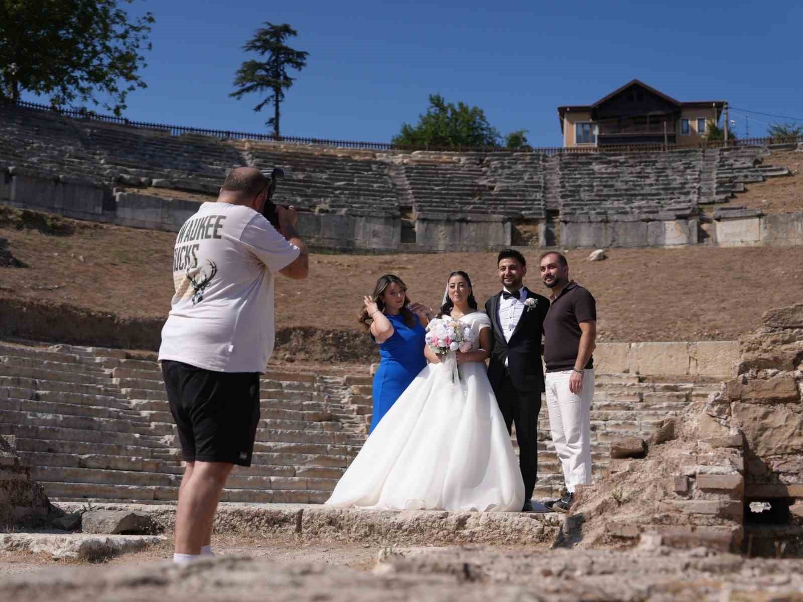 konuralp antik tiyatro gelin ve damatlarin mekani oldu 2