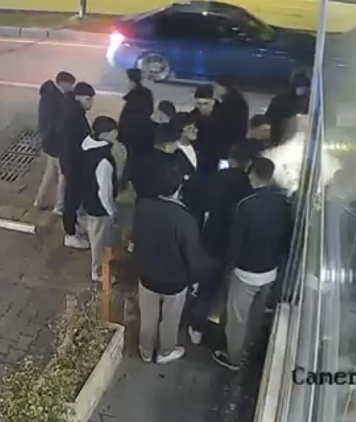 Konuşuyormuş gibi yapıp aniden yumruk attı, ortalık meydan muharebesini aratmadı 4 konusuyormus gibi yapip aniden yumruk atti ortalik meydan muharebesini aratmadi 0 vtHtNzKn