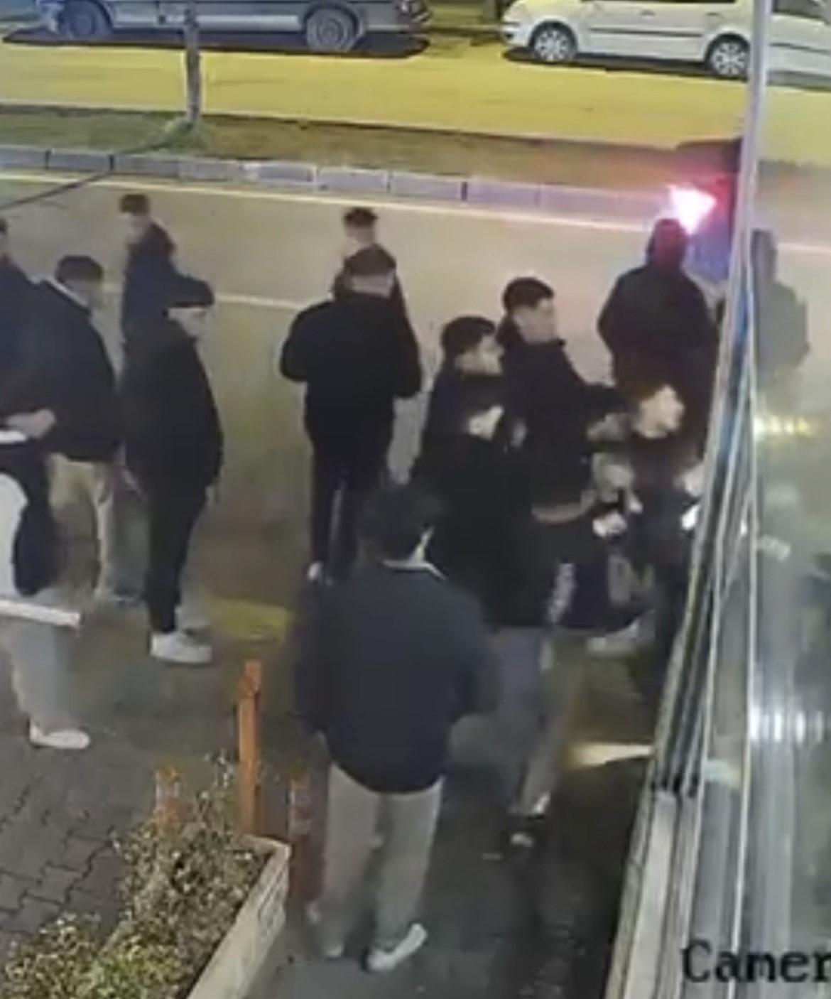 Konuşuyormuş gibi yapıp aniden yumruk attı, ortalık meydan muharebesini aratmadı 5 konusuyormus gibi yapip aniden yumruk atti ortalik meydan muharebesini aratmadi 1