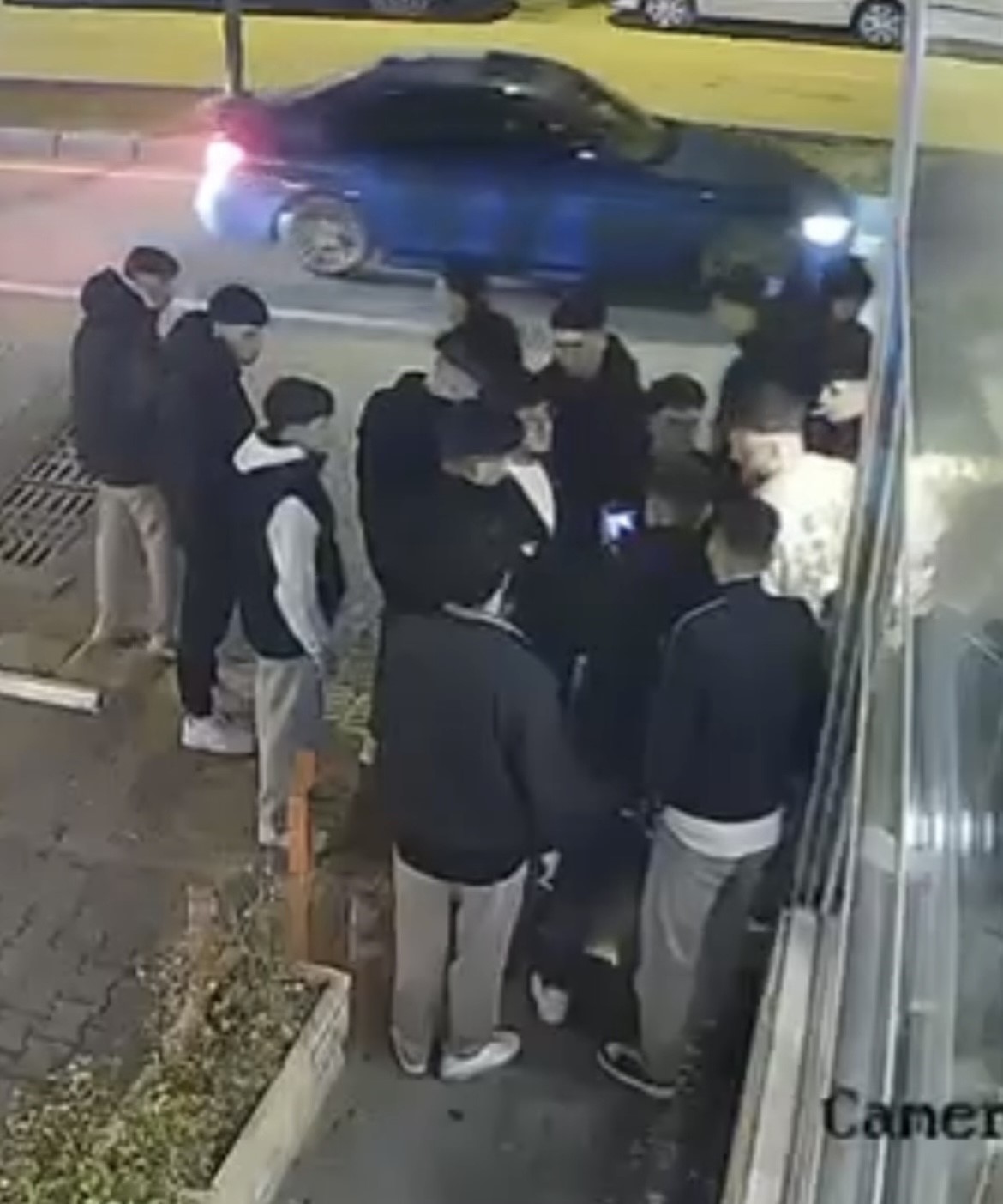 Konuşuyormuş gibi yapıp aniden yumruk attı, ortalık meydan muharebesini aratmadı 6 konusuyormus gibi yapip aniden yumruk atti ortalik meydan muharebesini aratmadi 2 AiyNReea