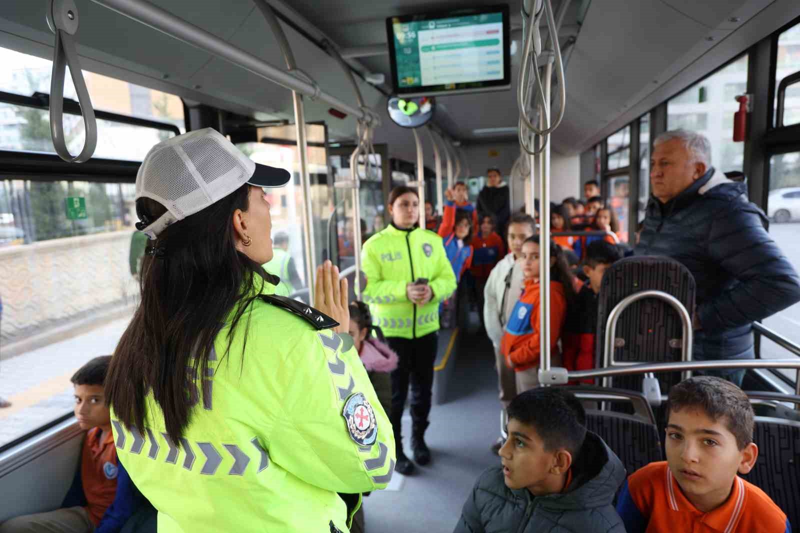 konya buyuksehirin nezaket otobusu ogrencilere trafik kulturunu asiliyor 2 W5TPc2dC
