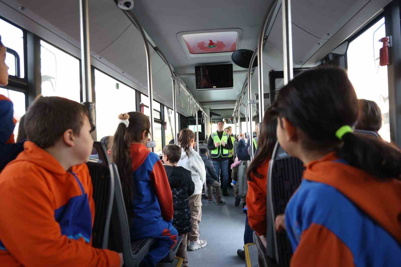 konya buyuksehirin nezaket otobusu ogrencilere trafik kulturunu asiliyor 3