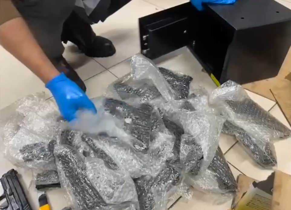 konya polisinden kacak silah operasyonu 100 tabanca ele gecirildi 1 OrnDK1aq