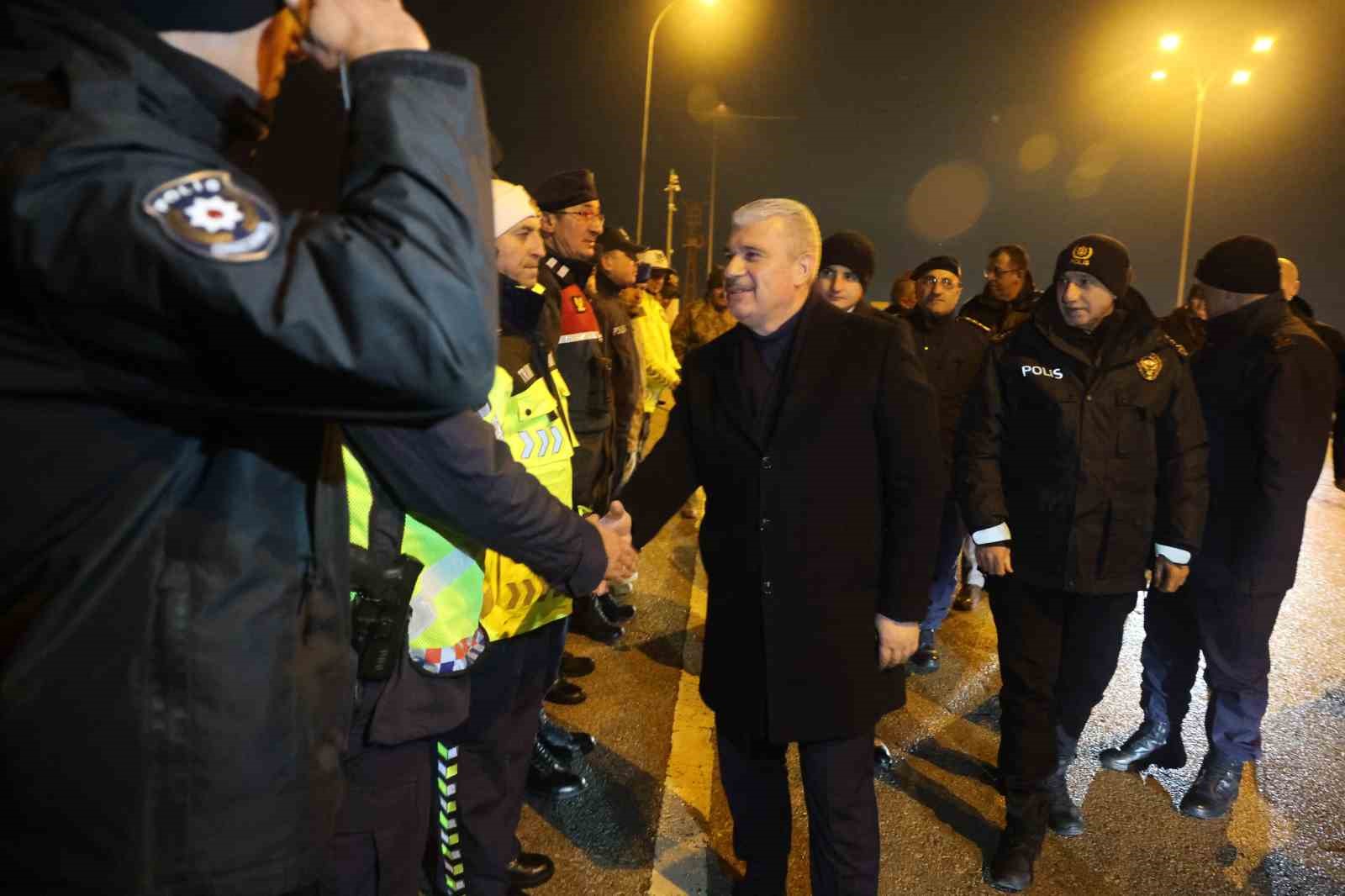konya protokolu suruculerin ve polislerin yeni yilini kutladi 0 OQtnsLdA