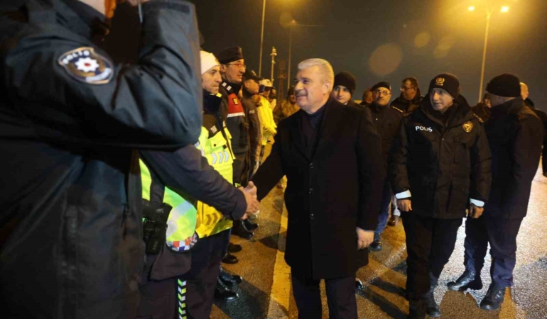konya-protokolu-suruculerin-ve-polislerin-yeni-yilini-kutladi-OaeOwrS2.jpg