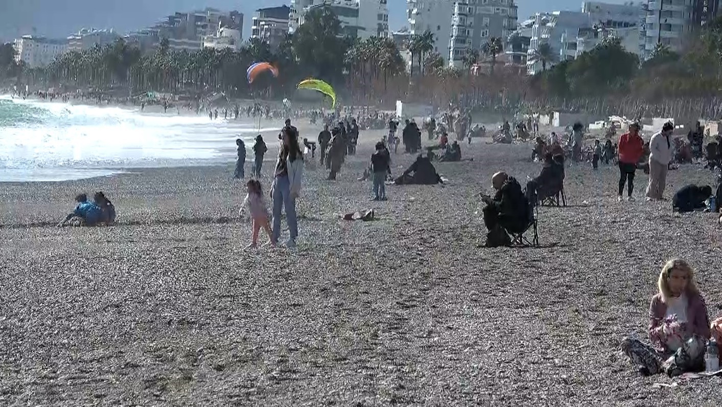 konyaalti sahilinde selin izleri arasinda deniz keyfi 9 GMymt4nG