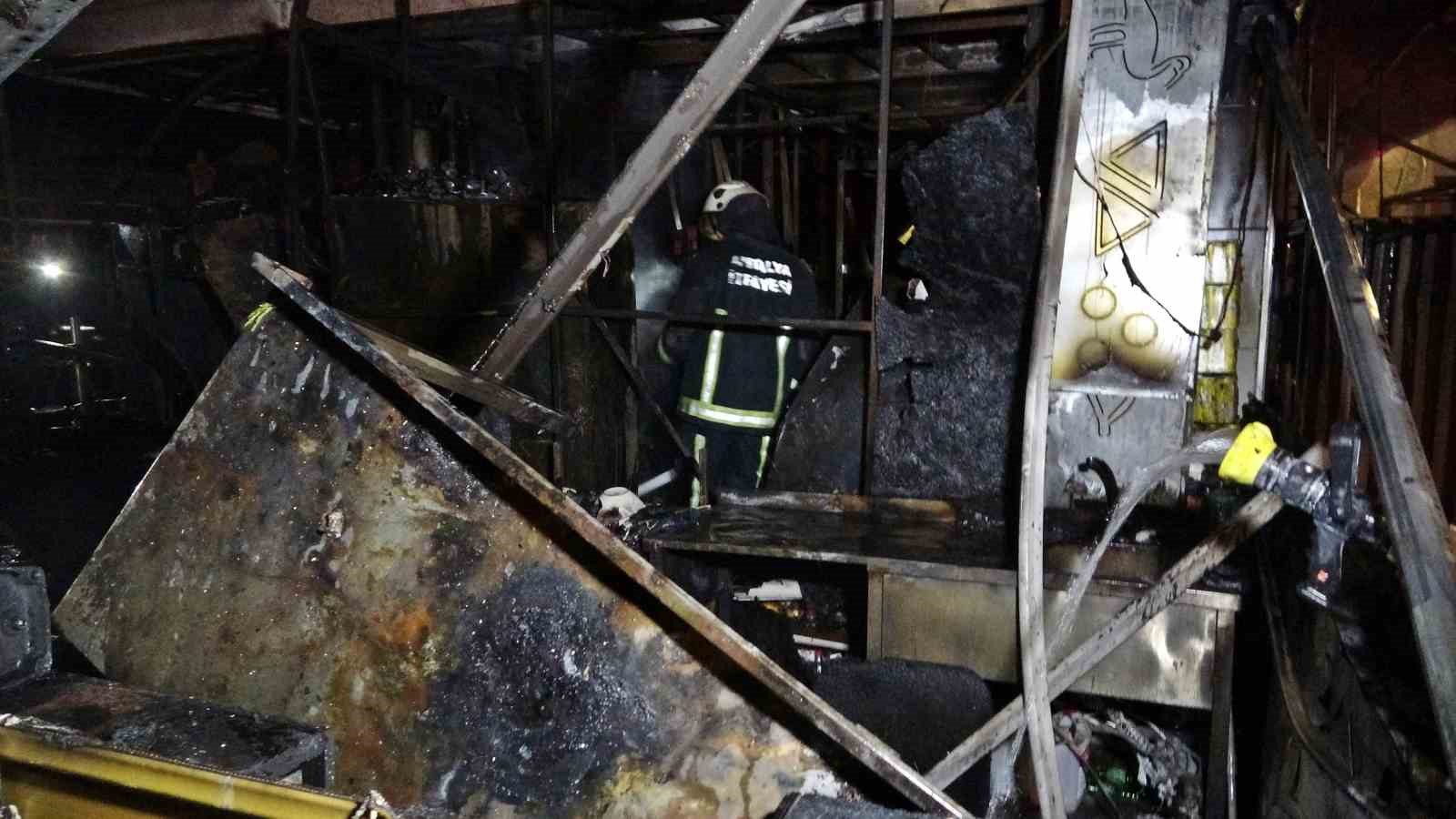konyaalti sahilindeki kafe yanarak kule dondu 5 yavru kopek telef oldu 1 IOP5BRJa