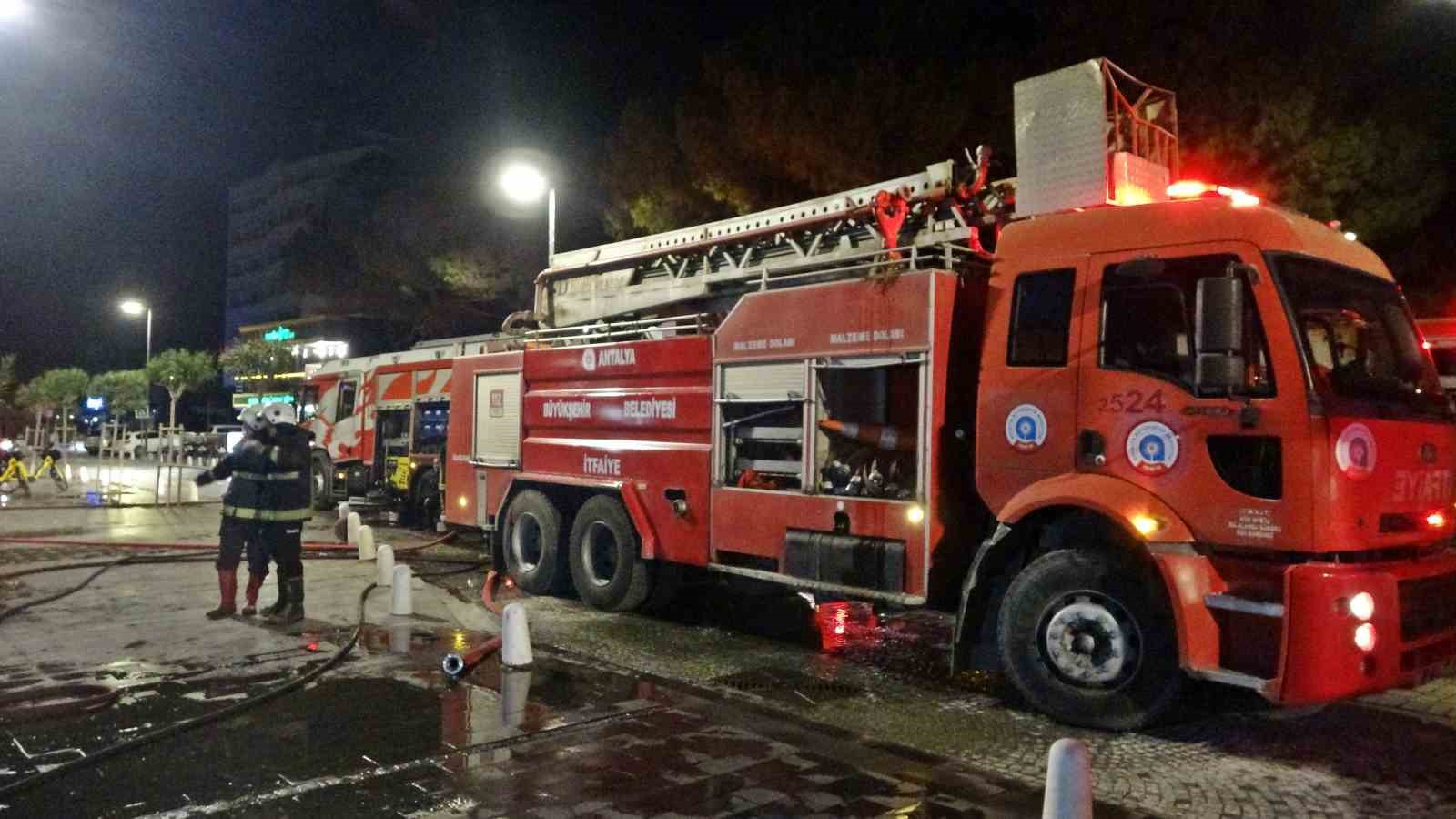 konyaalti sahilindeki kafe yanarak kule dondu 5 yavru kopek telef oldu 10 rt3GZUJy