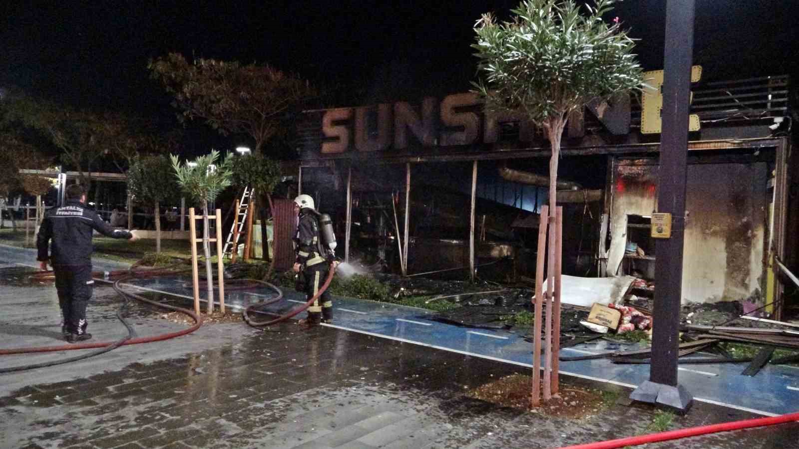 konyaalti sahilindeki kafe yanarak kule dondu 5 yavru kopek telef oldu 3 tJTw4PJE