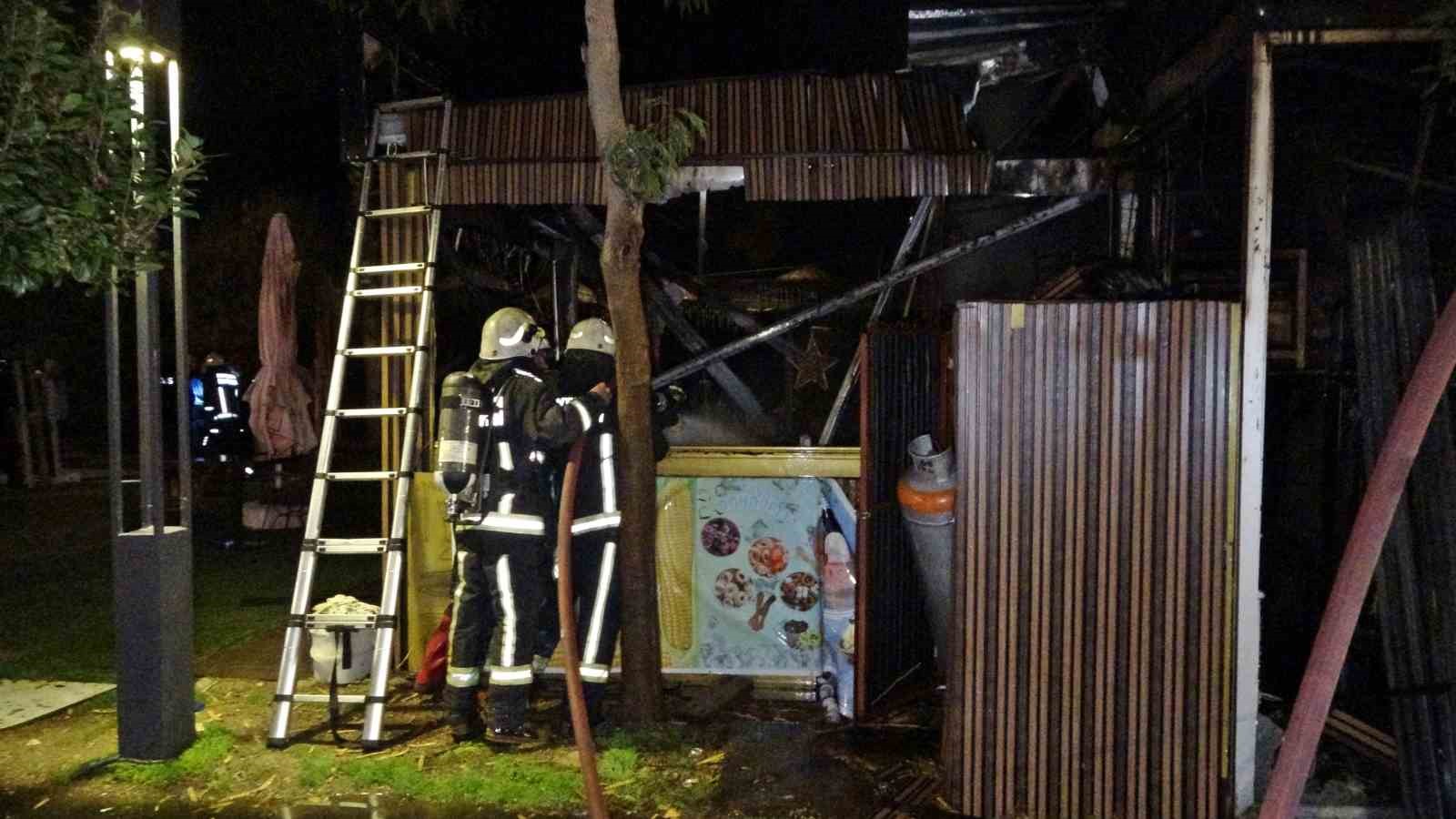 konyaalti sahilindeki kafe yanarak kule dondu 5 yavru kopek telef oldu 4 eVvePbYc
