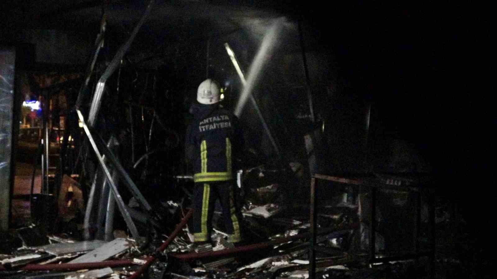 konyaalti sahilindeki kafe yanarak kule dondu 5 yavru kopek telef oldu 6 4kZkTdAS