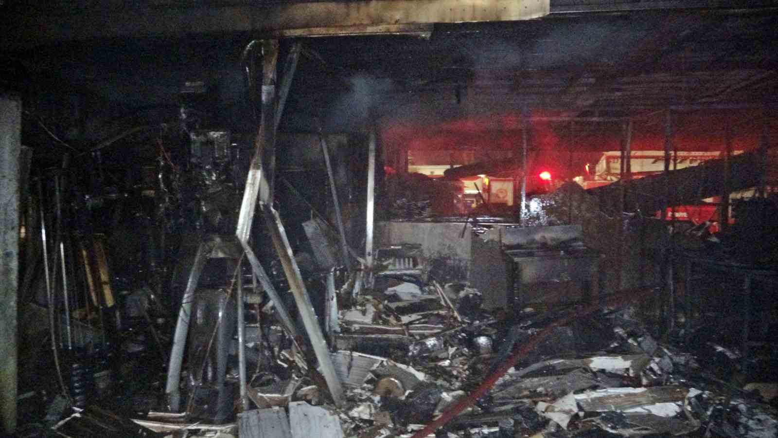 konyaalti sahilindeki kafe yanarak kule dondu 5 yavru kopek telef oldu 7 wjz17GhU