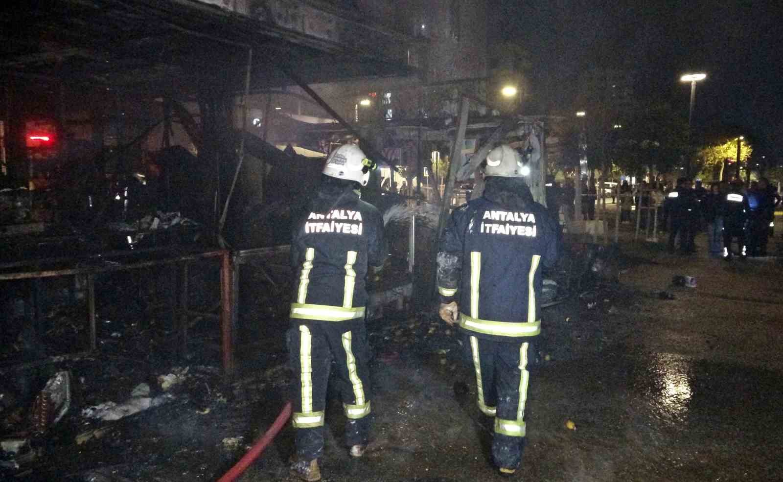 konyaalti sahilindeki kafe yanarak kule dondu 5 yavru kopek telef oldu 8 GmArK69W