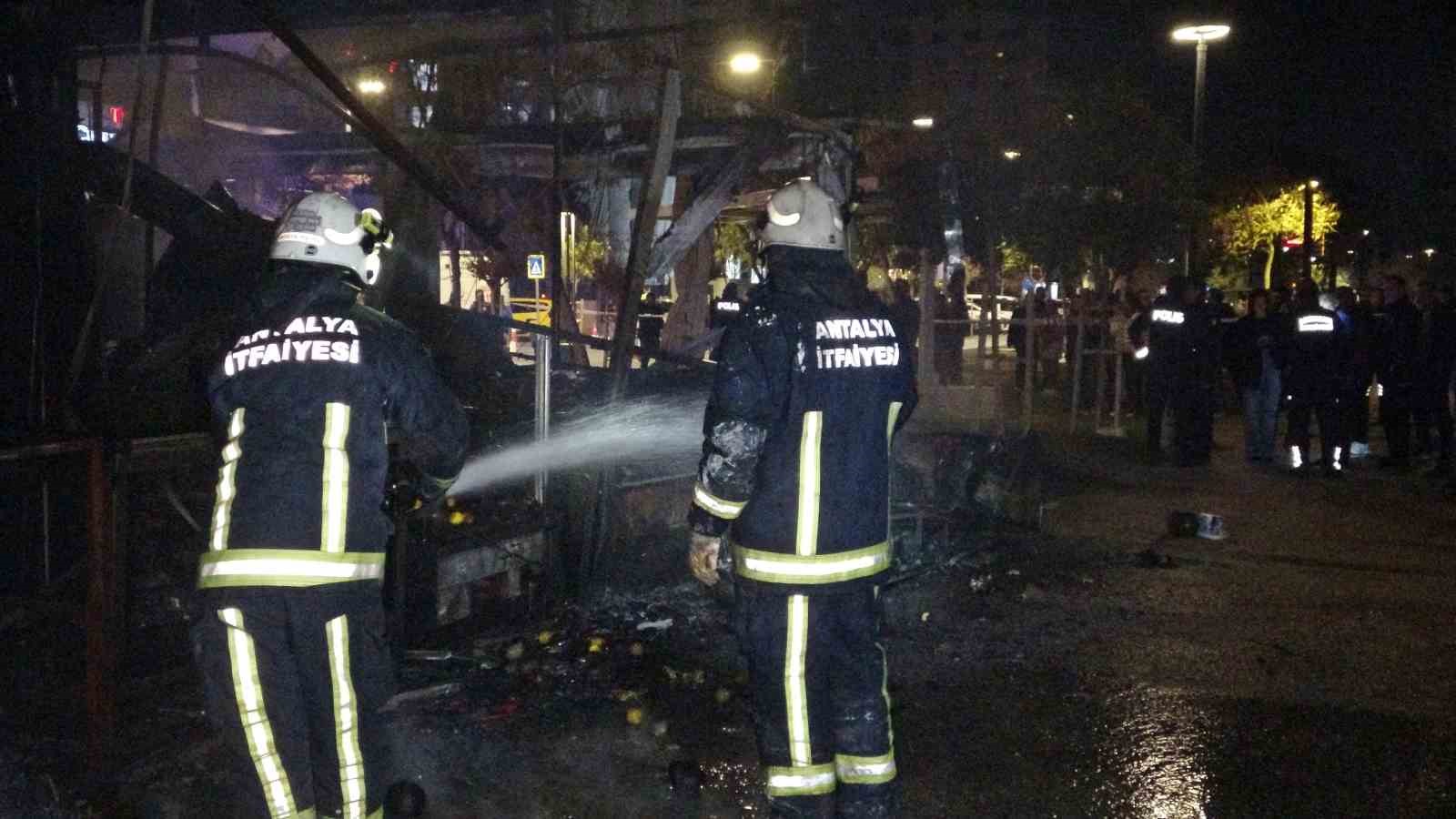 konyaalti sahilindeki kafe yanarak kule dondu 5 yavru kopek telef oldu 9 lugeBjlL