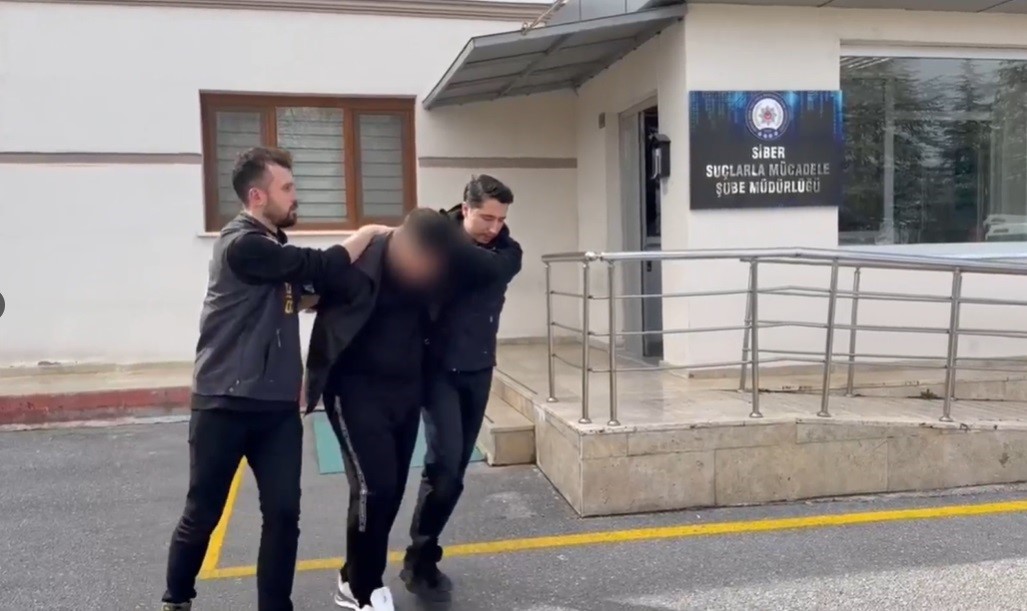 Konya’da 26 yıldan fazla hapis cezası olan dolandırıcı yakalandı 4 konyada 26 yildan fazla hapis cezasi olan dolandirici yakalandi 0 ZrpnyEuS
