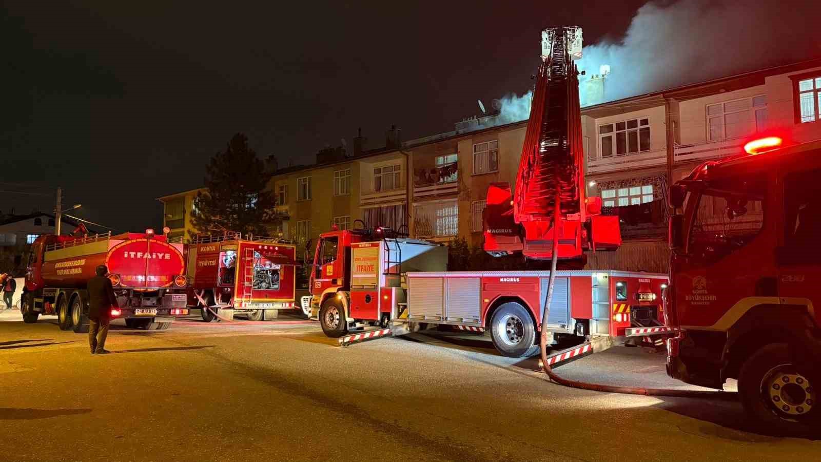 konyada 3 katli apartmanin catisinda yangin panigi 1 V2TvUc3I