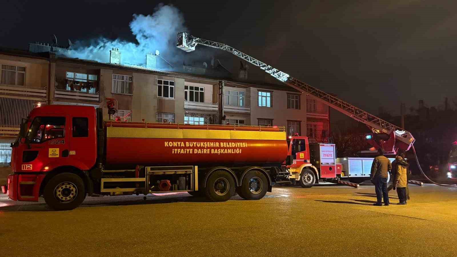 konyada 3 katli apartmanin catisinda yangin panigi 2