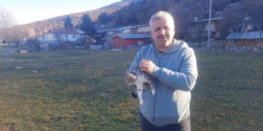 konyada-ac-kalan-kediler-icin-30-kilometre-yol-gitti-rajYOsFQ.jpg