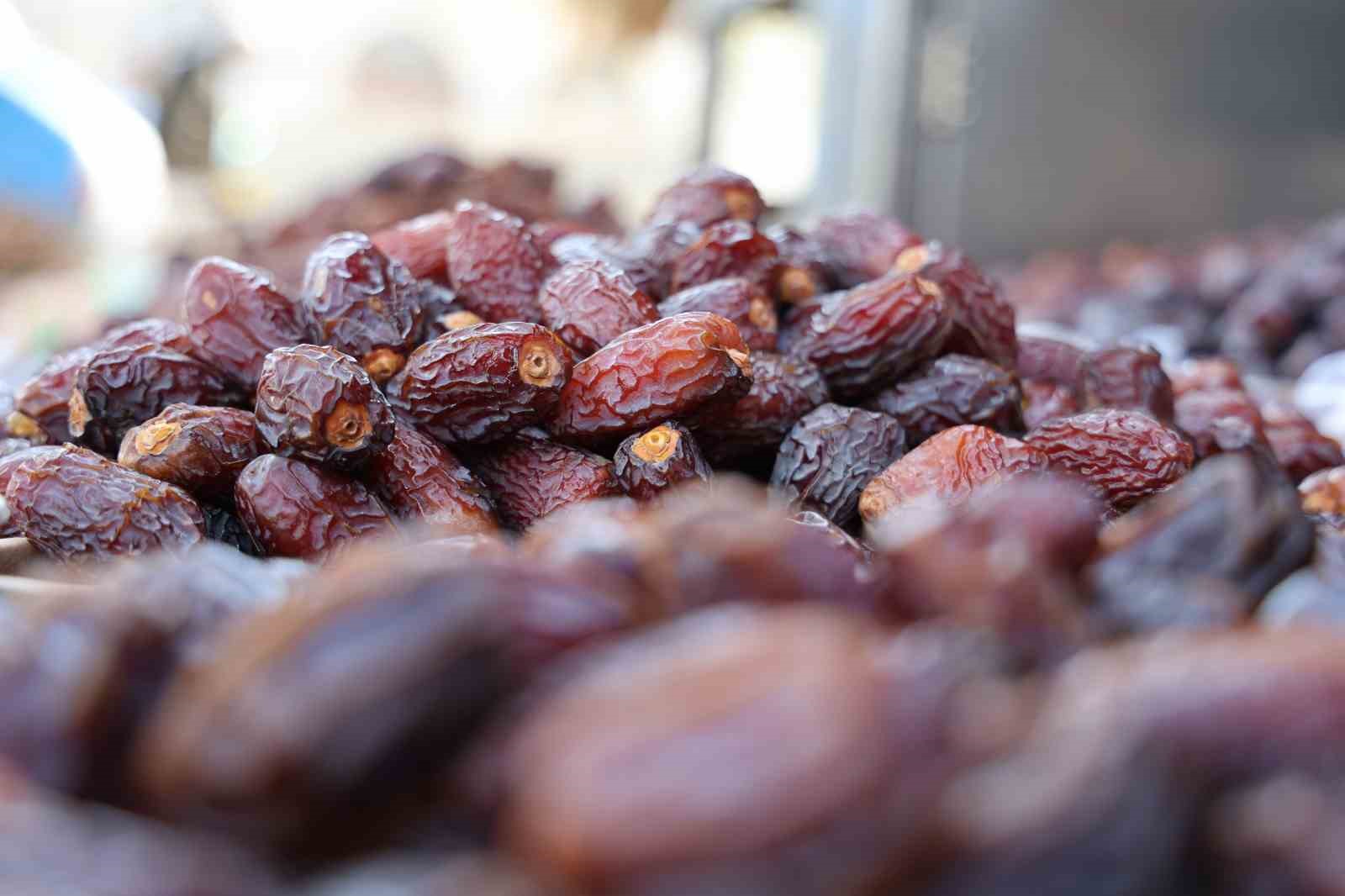 konyada hurmalar hem tezgahlarda hem de iftar sofralarinda yerini aldi 0 eO16Mdtg