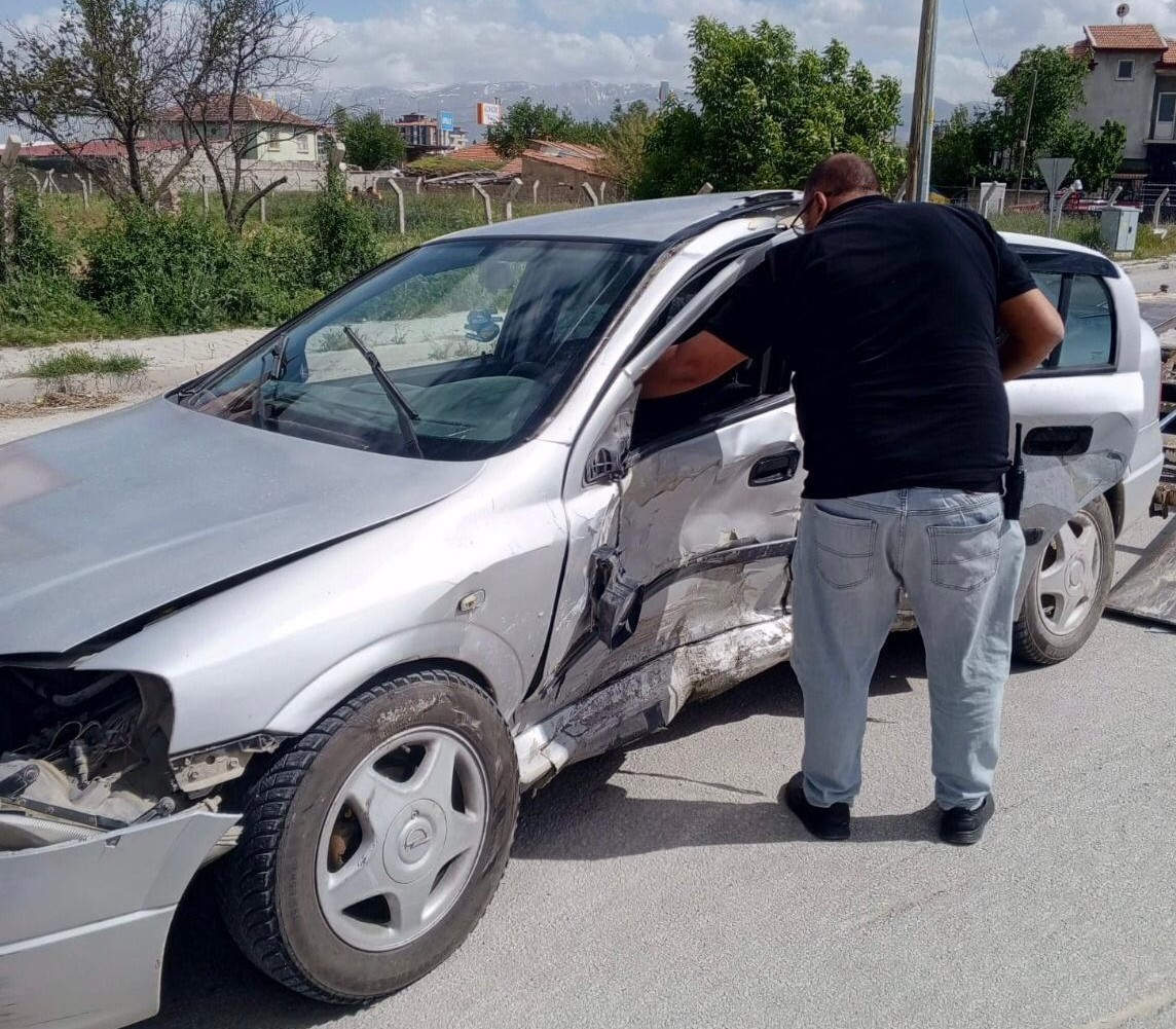 konyada iki otomobil carpisti 5 yarali 0