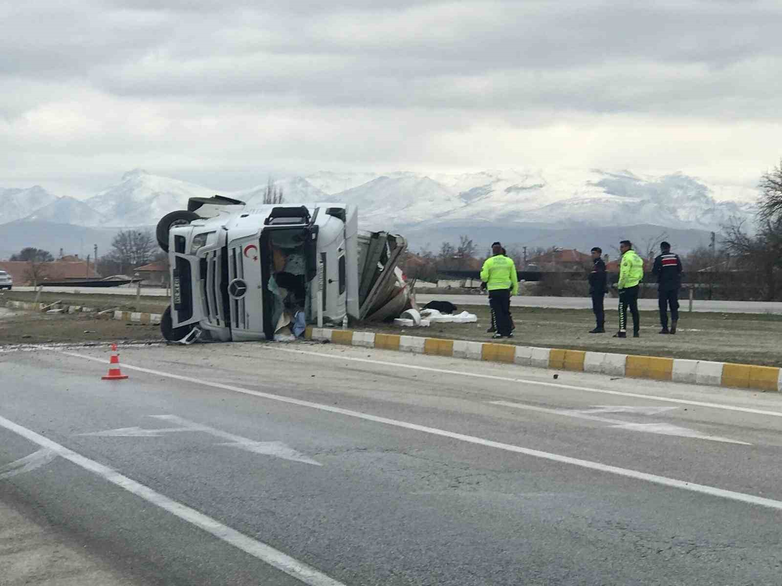 Konya’da iplik yüklü tır devrildi: 1 yaralı 5 konyada iplik yuklu tir devrildi 1 yarali 1