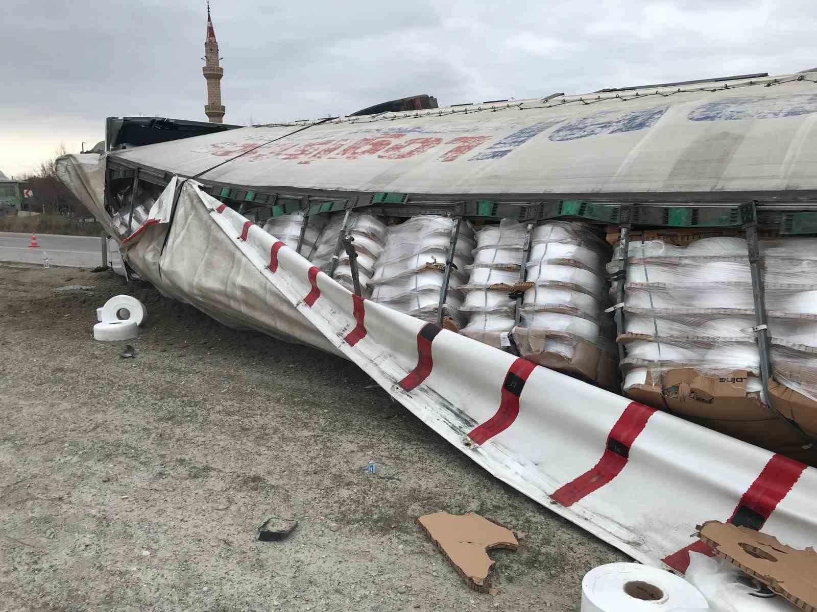 Konya’da iplik yüklü tır devrildi: 1 yaralı 6 konyada iplik yuklu tir devrildi 1 yarali 2