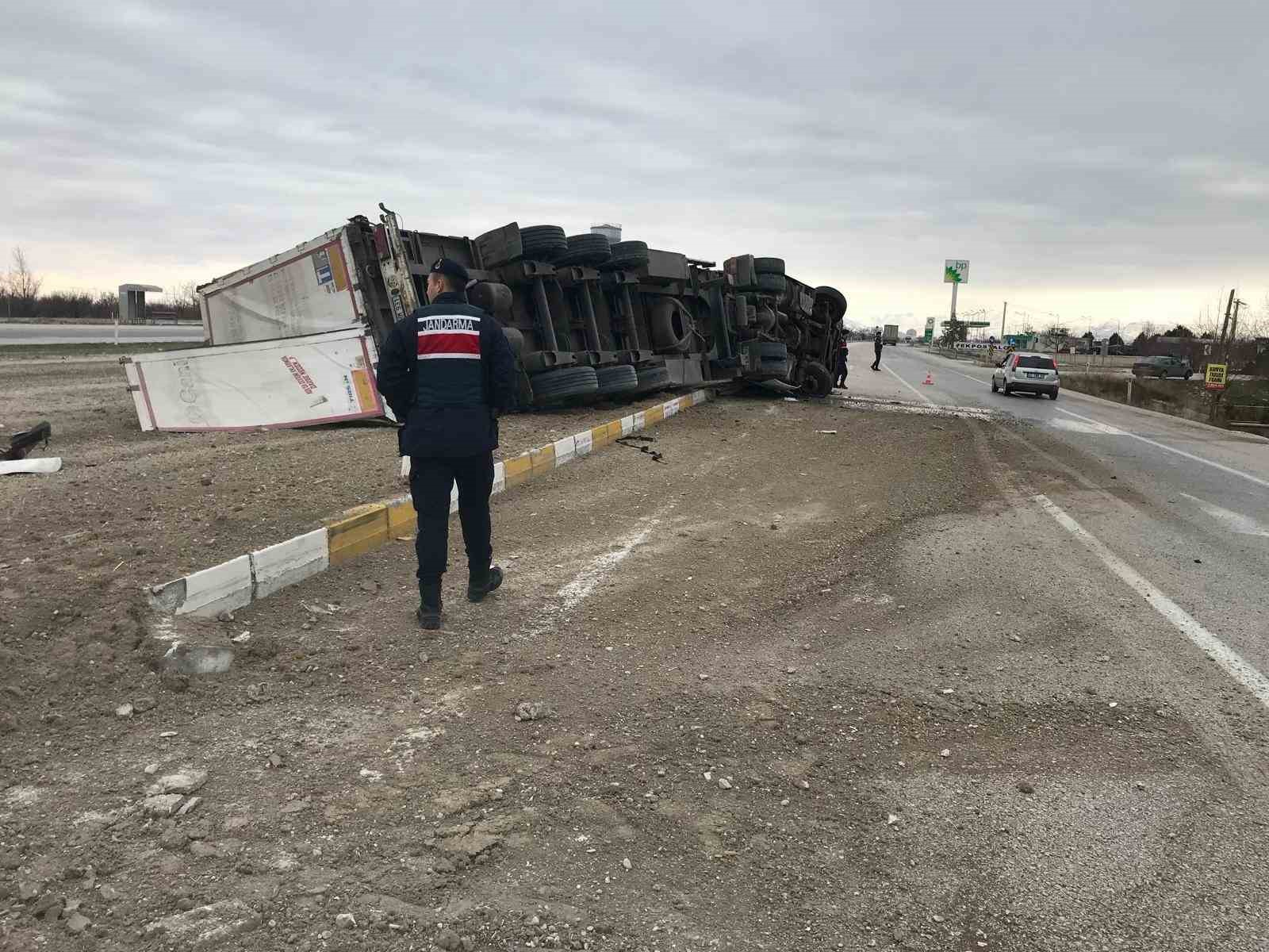 Konya’da iplik yüklü tır devrildi: 1 yaralı 8 konyada iplik yuklu tir devrildi 1 yarali 4 mRGD99sP