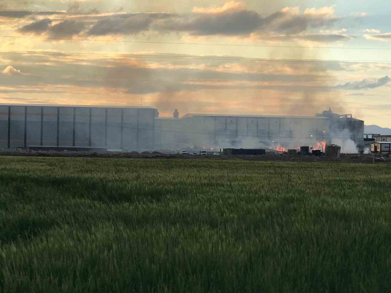 Konya’da kağıt fabrikasının bahçesindeki yangın korkuttu 4 konyada kagit fabrikasinin bahcesindeki yangin korkuttu 0 wee7gl3c