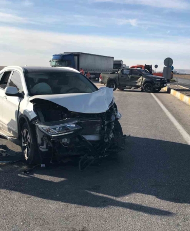 konyada-kamyonetle-suv-tipi-arac-carpisti-3u-cocuk-7-yarali-FhamrriU.jpg