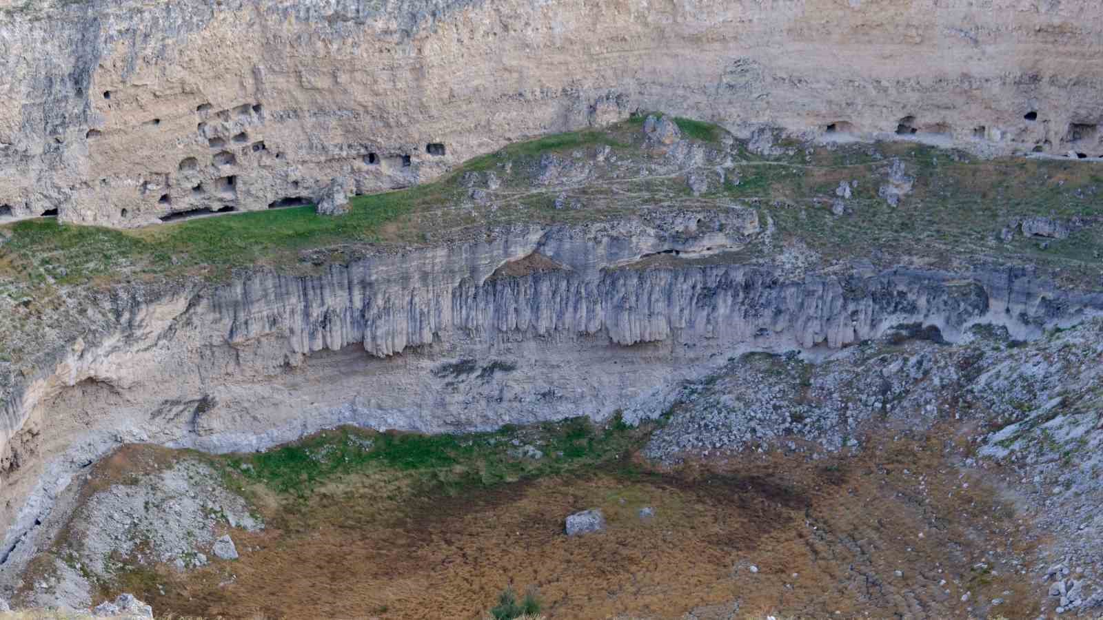 Konya’da kuraklığın simgelerinden Çıralı Obruk Gölü son yağışlara rağmen su tutmadı 10 konyada kurakligin simgelerinden cirali obruk golu son yagislara ragmen su tutmadi 6