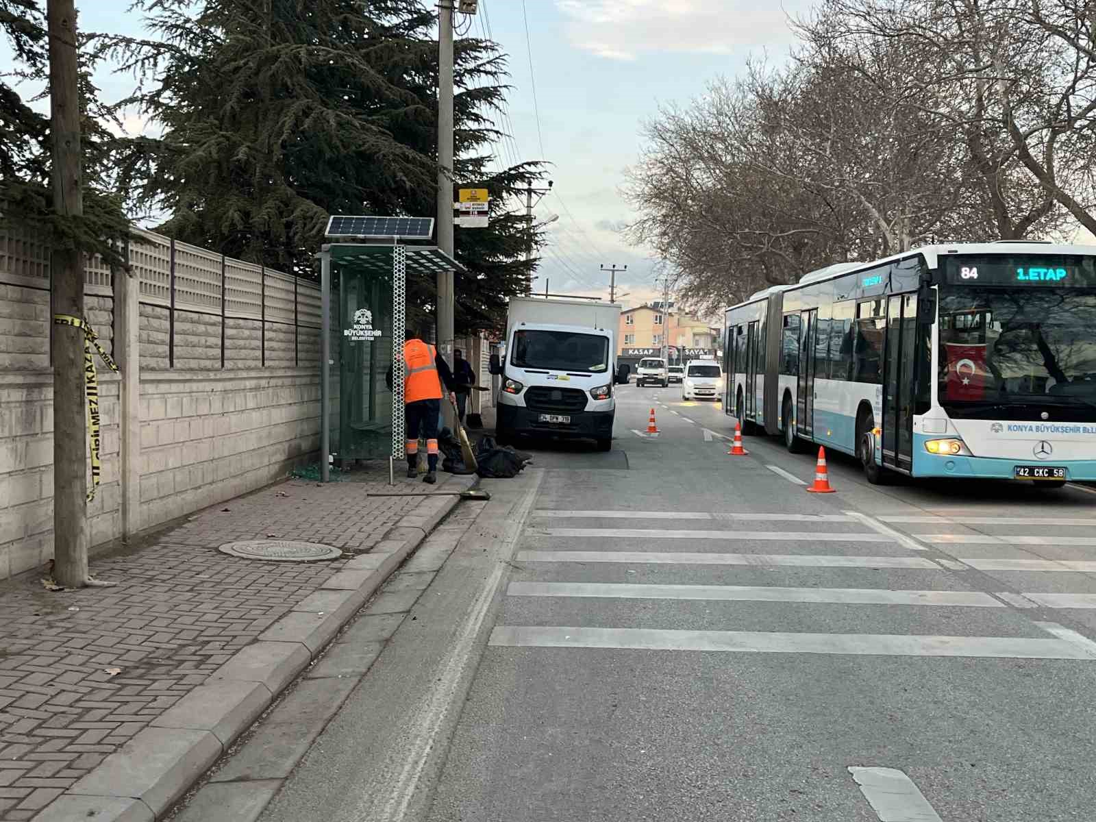 konyada motosiklet otobus duragina carpti 1 olu 2 XIE8lvdE