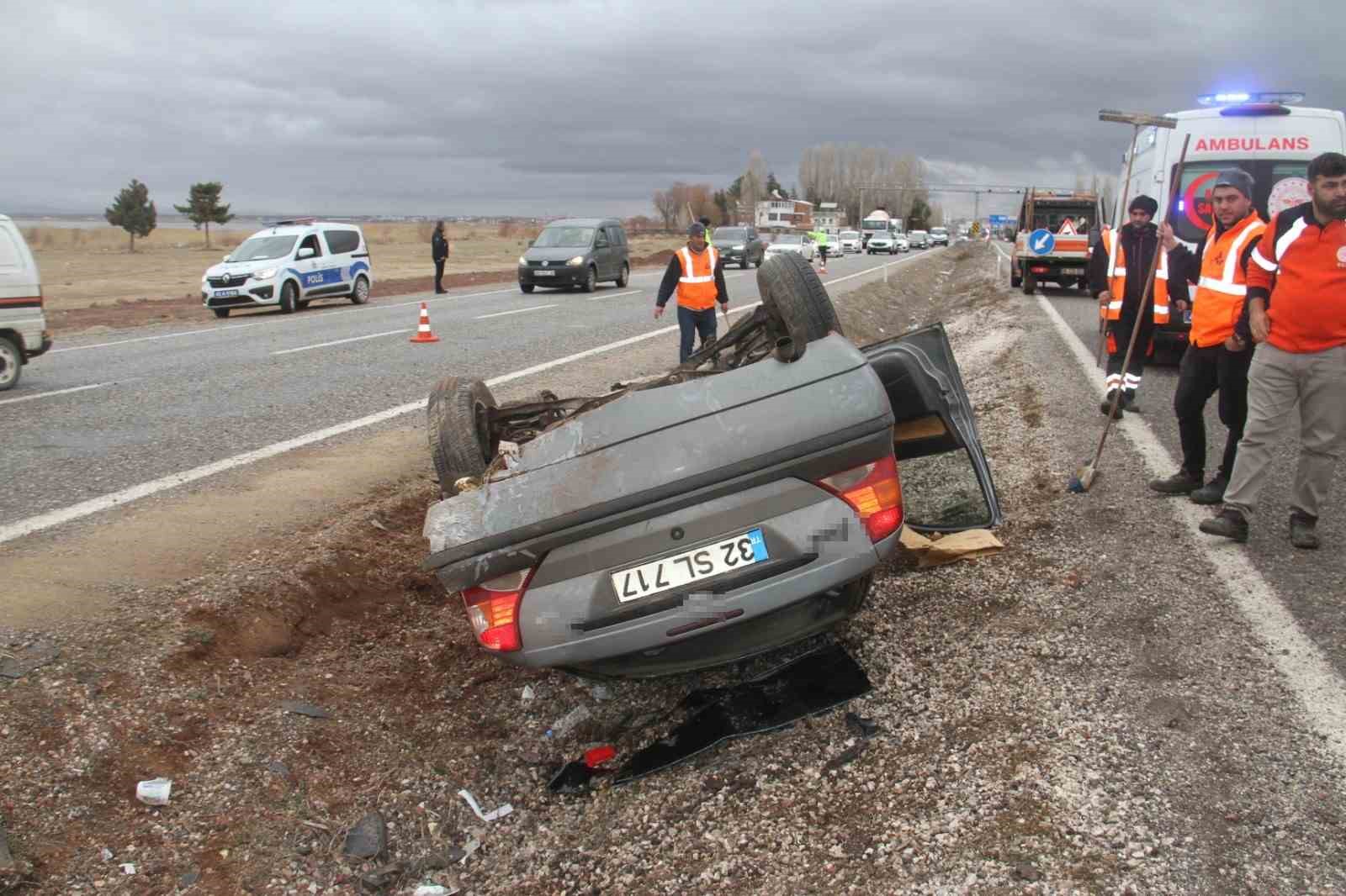 konyada otomobil devrildi 6 kisi yaralandi 0 QIdJaCCS