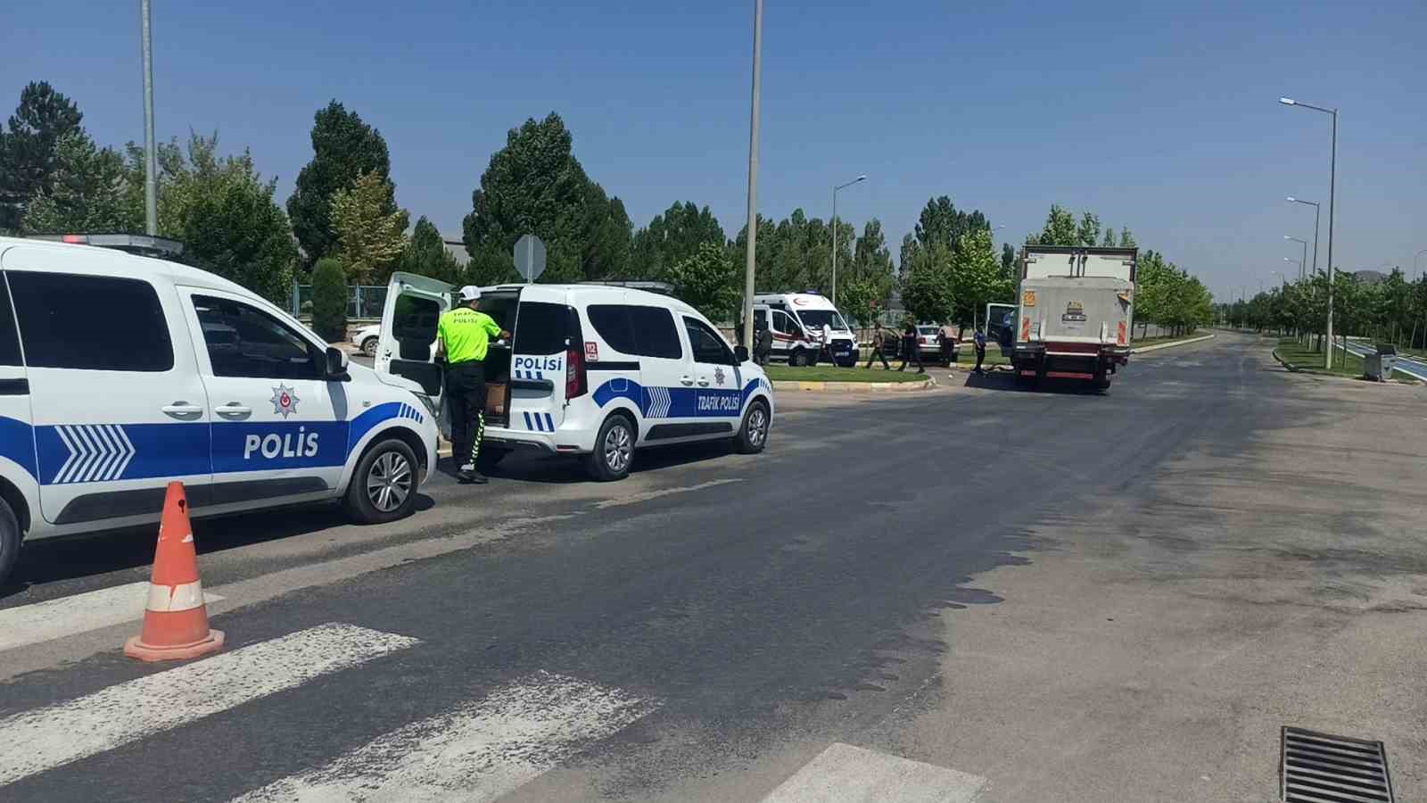 Konya’da otomobil ile kamyon çarpıştı: 3 yaralı 4 konyada otomobil ile kamyon carpisti 3 yarali 0 BHTHOw1l