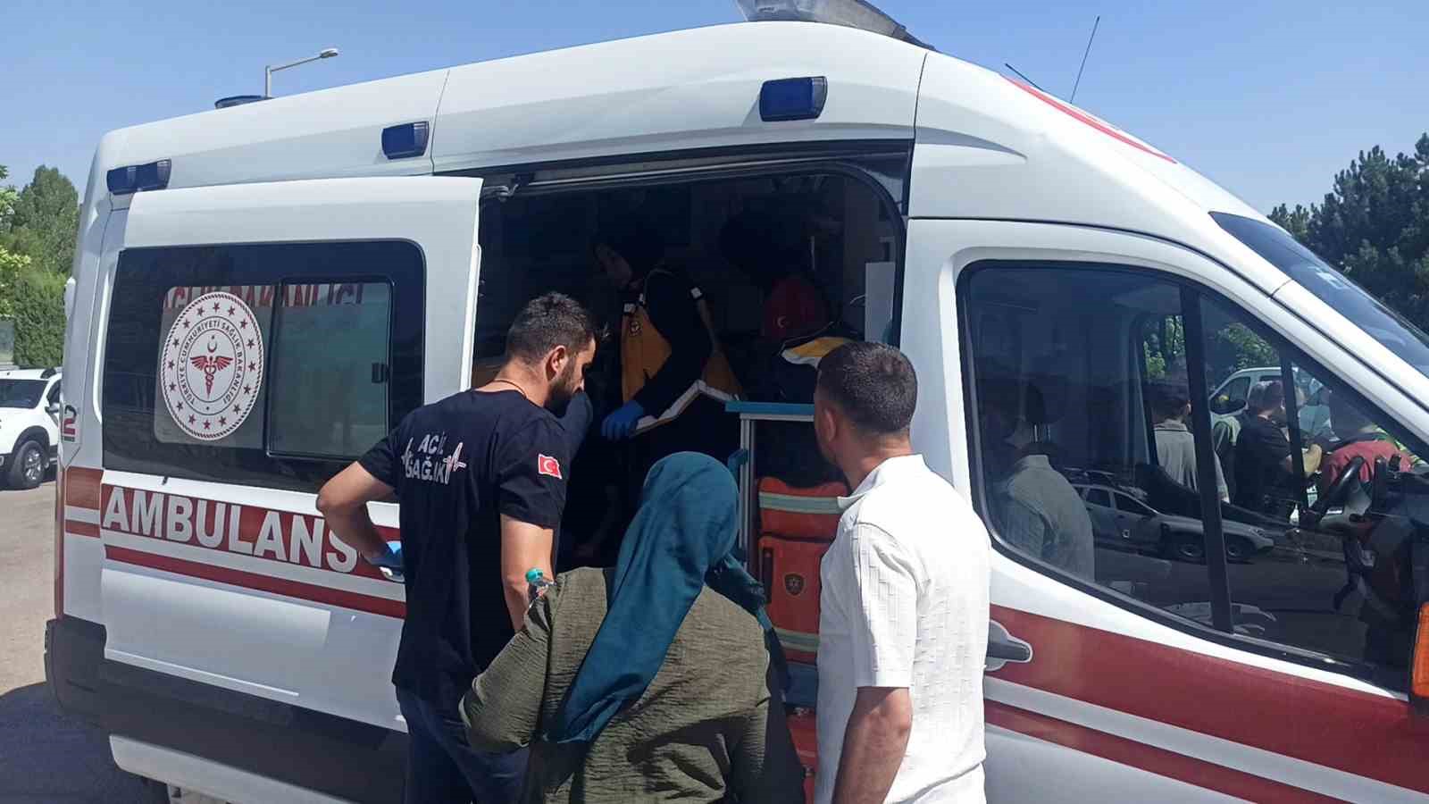 Konya’da otomobil ile kamyon çarpıştı: 3 yaralı 5 konyada otomobil ile kamyon carpisti 3 yarali 1 C9mV4vEX