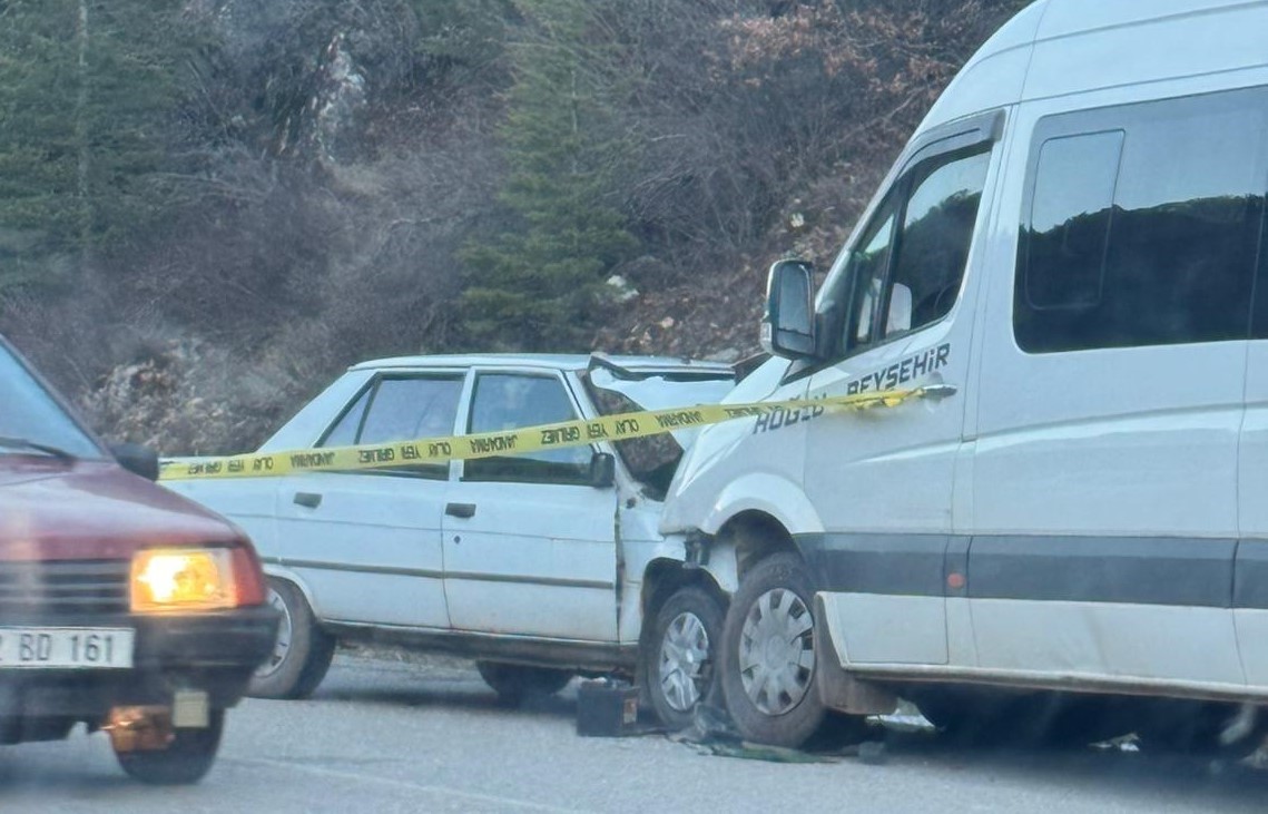 konyada otomobil ile yolcu minibusu carpisti 1 olu 1 yarali 0 U1uaZmf4