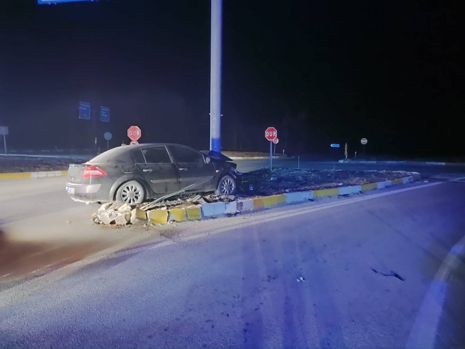konyada otomobil refuje cikti 3 yarali 0