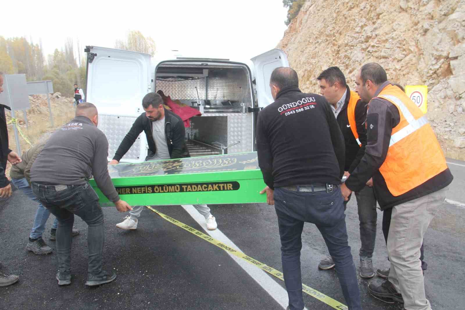 konyada otomobiller carpisti 1 olu 3 yarali 2 r7KM8O8G
