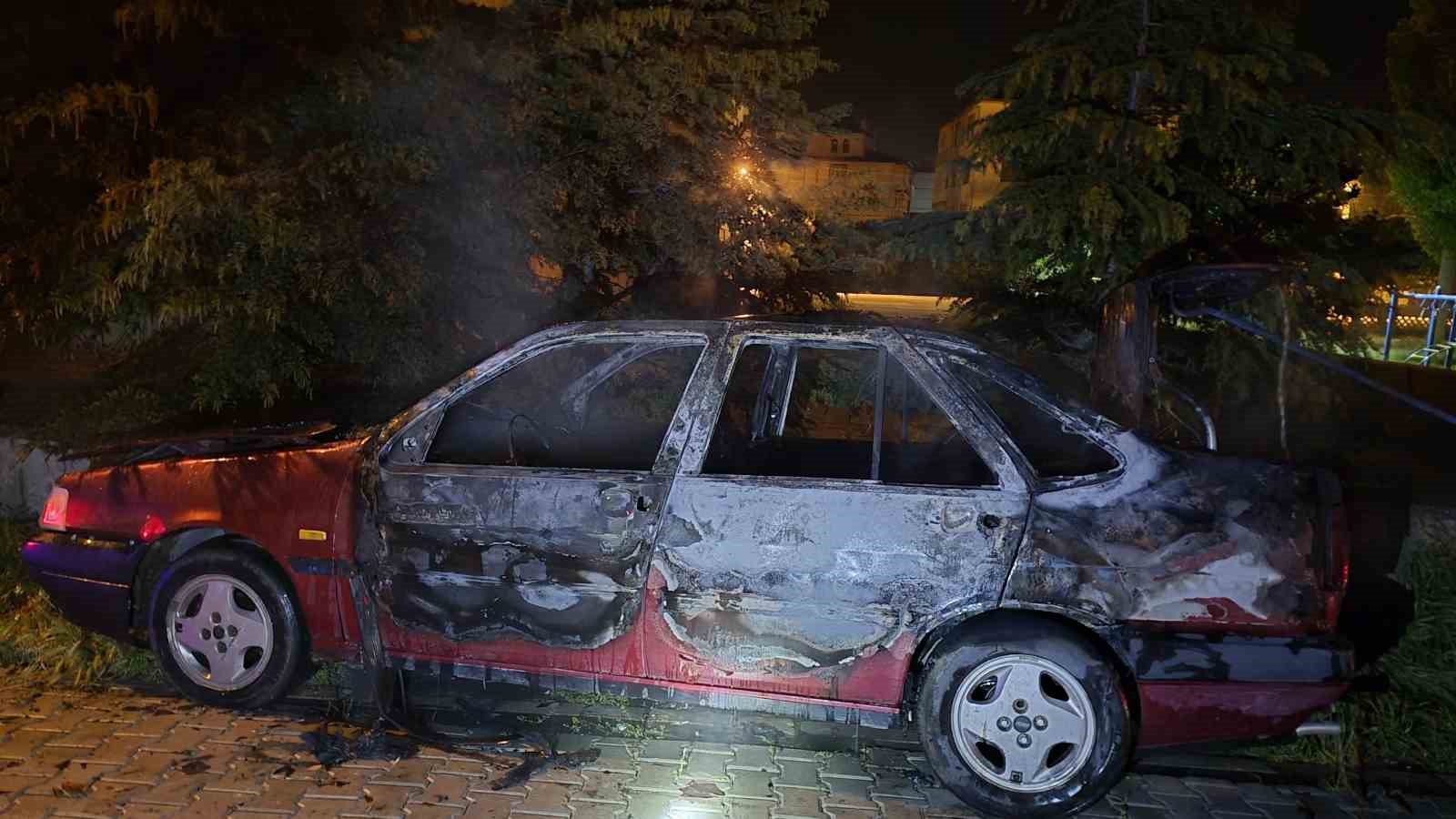 Konya’da park halindeki otomobil yandı 5 konyada park halindeki otomobil yandi 1 sUOFVHH8