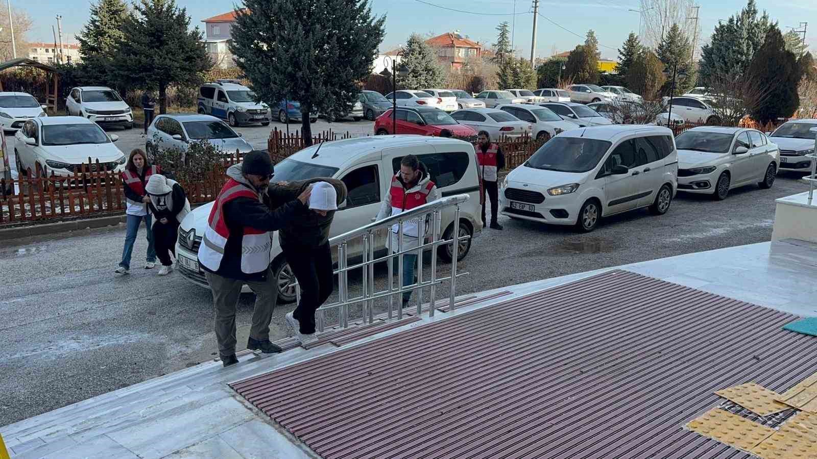 konyada petrol soygununa karisan suphelilerden 2si tutuklandi 1