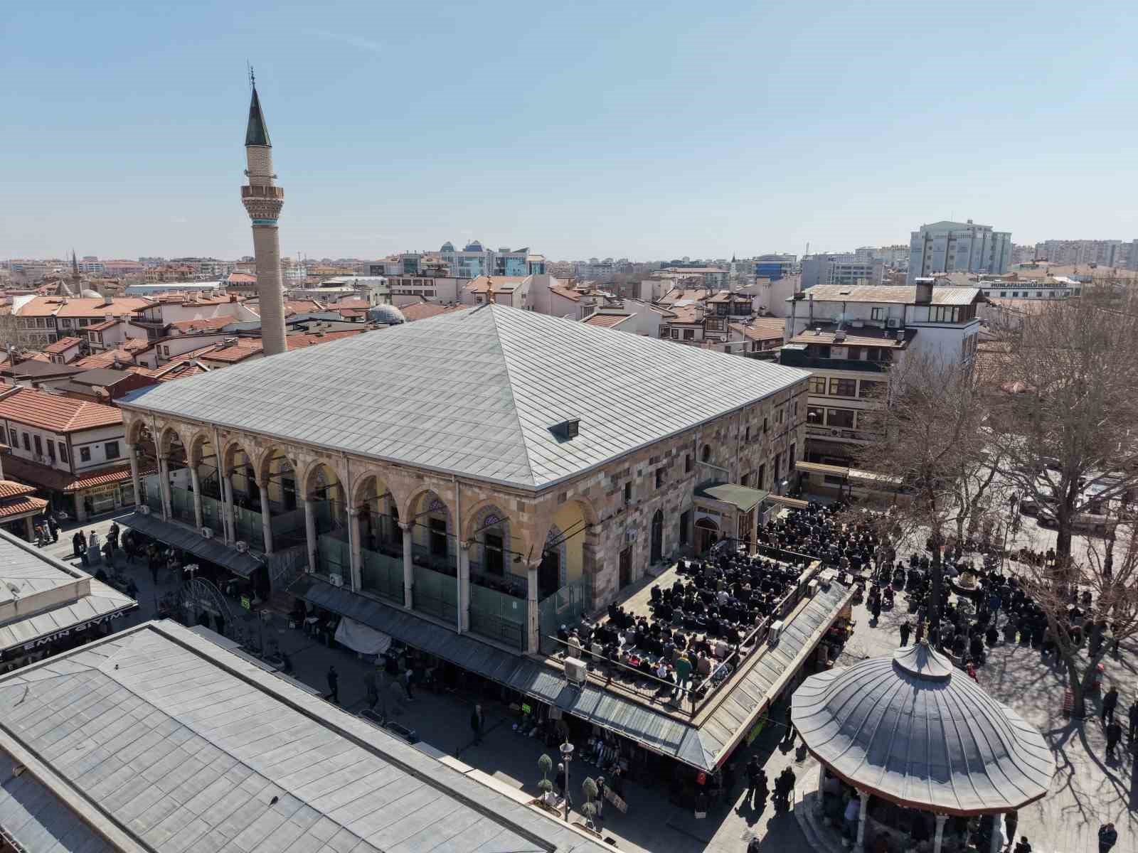 konyada ramazan ayinin son cuma namazi kilindi 2 kL3nSYCJ
