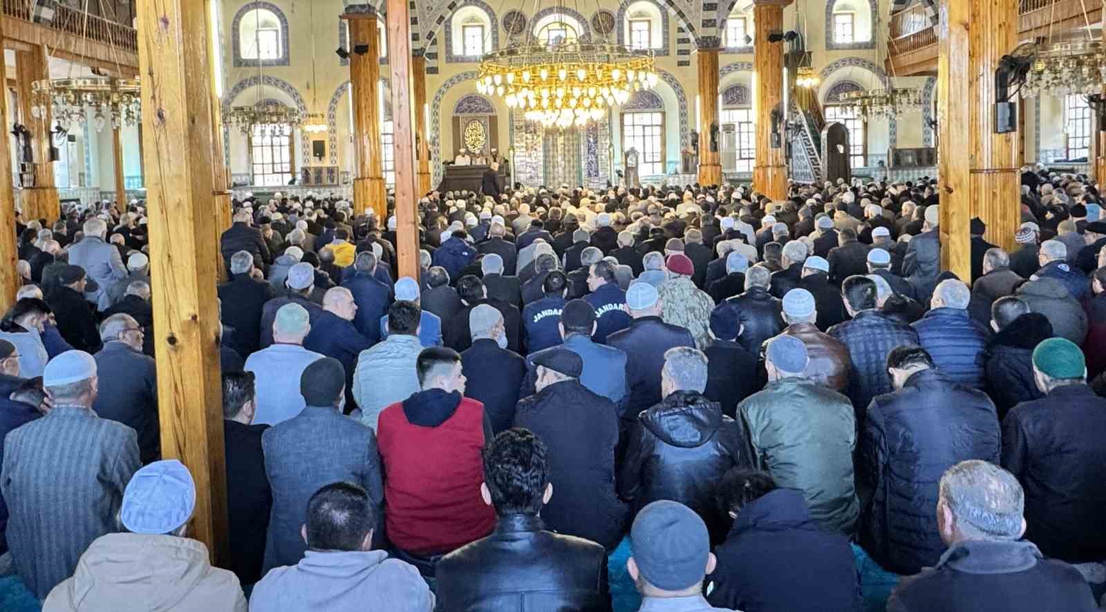 konyada ramazan ayinin son cuma namazi kilindi 4