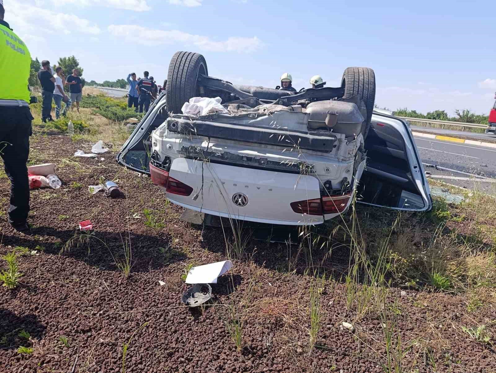 Konya’da refüje çarpan otomobil hurdaya döndü: 3 yaralı 4 konyada refuje carpan otomobil hurdaya dondu 3 yarali 0 jIBU7fCq