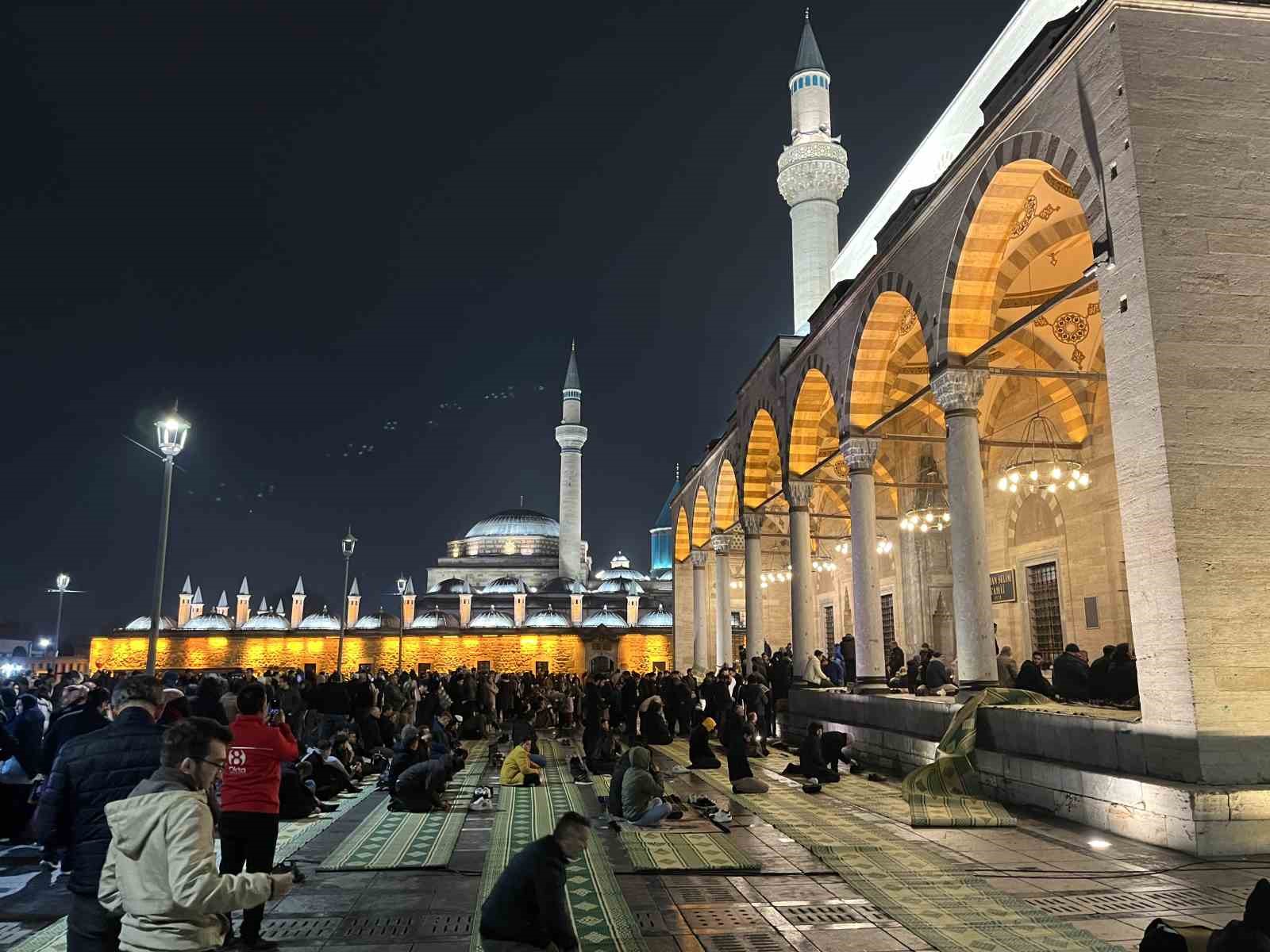 konyada regaib kandilinde eller semaya acildi 0 NmJdYlEP