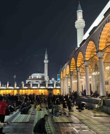 konyada-regaib-kandilinde-eller-semaya-acildi-b9vhjPDS.jpg